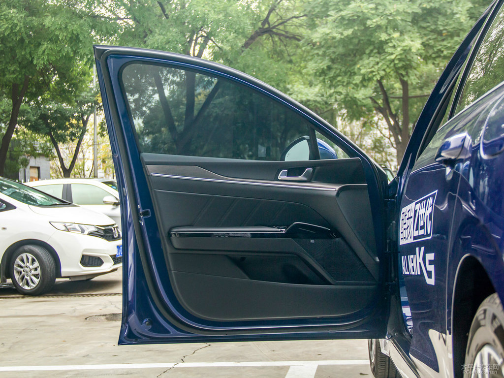 鉆海藍(lán)起亞K5凱酷車廂內(nèi)飾圖片