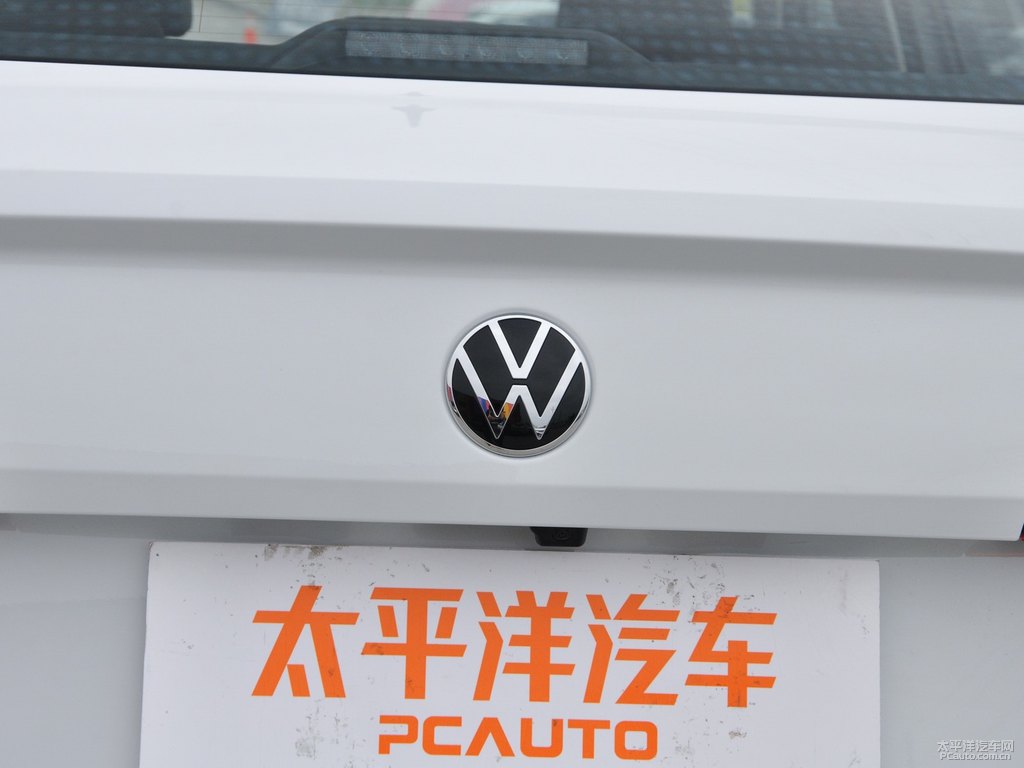 極地白寶來車尾外觀圖片