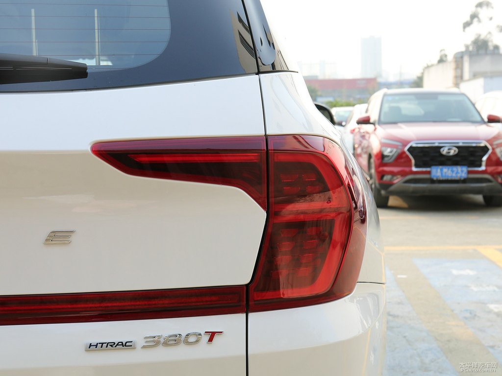 水晶白勝達(dá)車尾外觀圖片