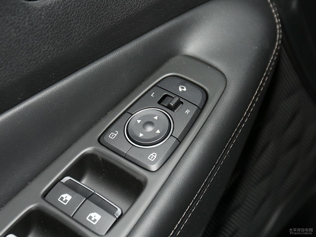 水晶白勝達(dá)車廂內(nèi)飾圖片