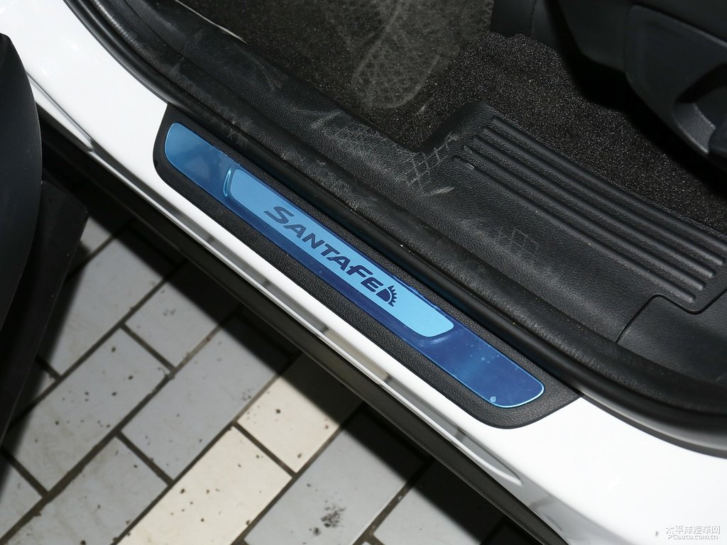 水晶白勝達(dá)車廂內(nèi)飾圖片
