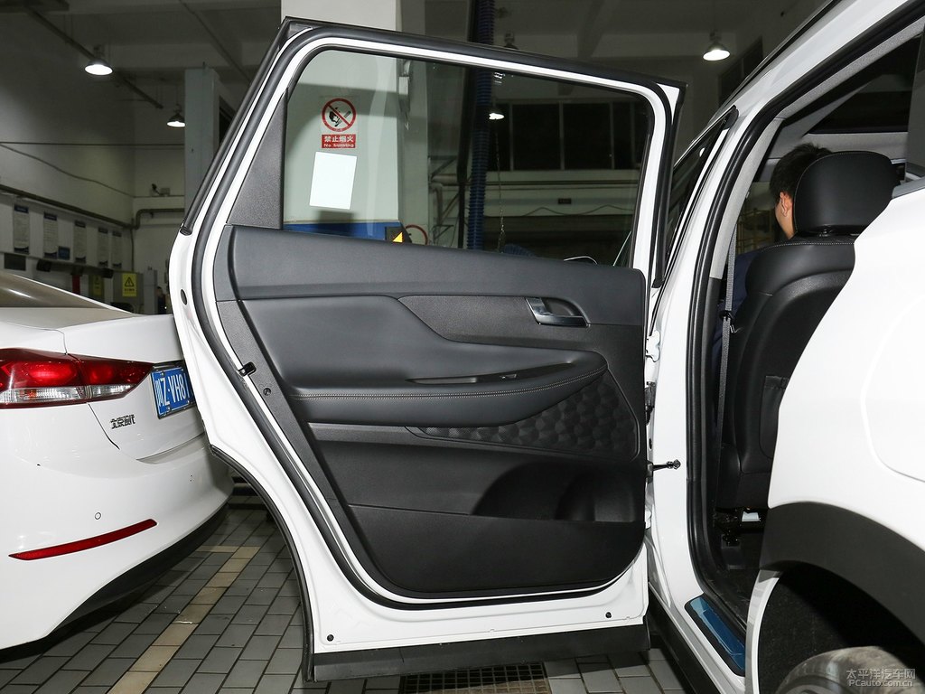 水晶白勝達車廂內飾圖片