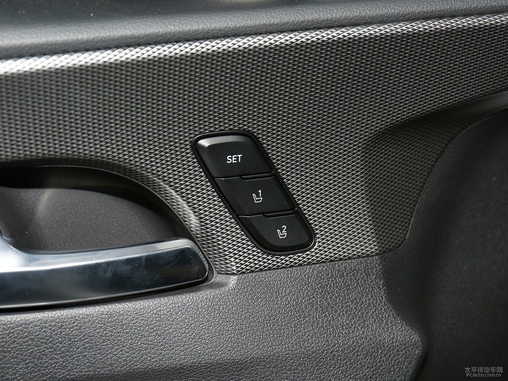 水晶白勝達(dá)車廂內(nèi)飾圖片