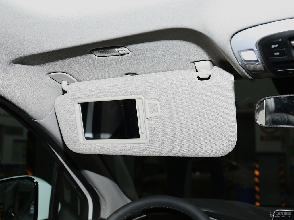 水晶白勝達(dá)車廂內(nèi)飾圖片