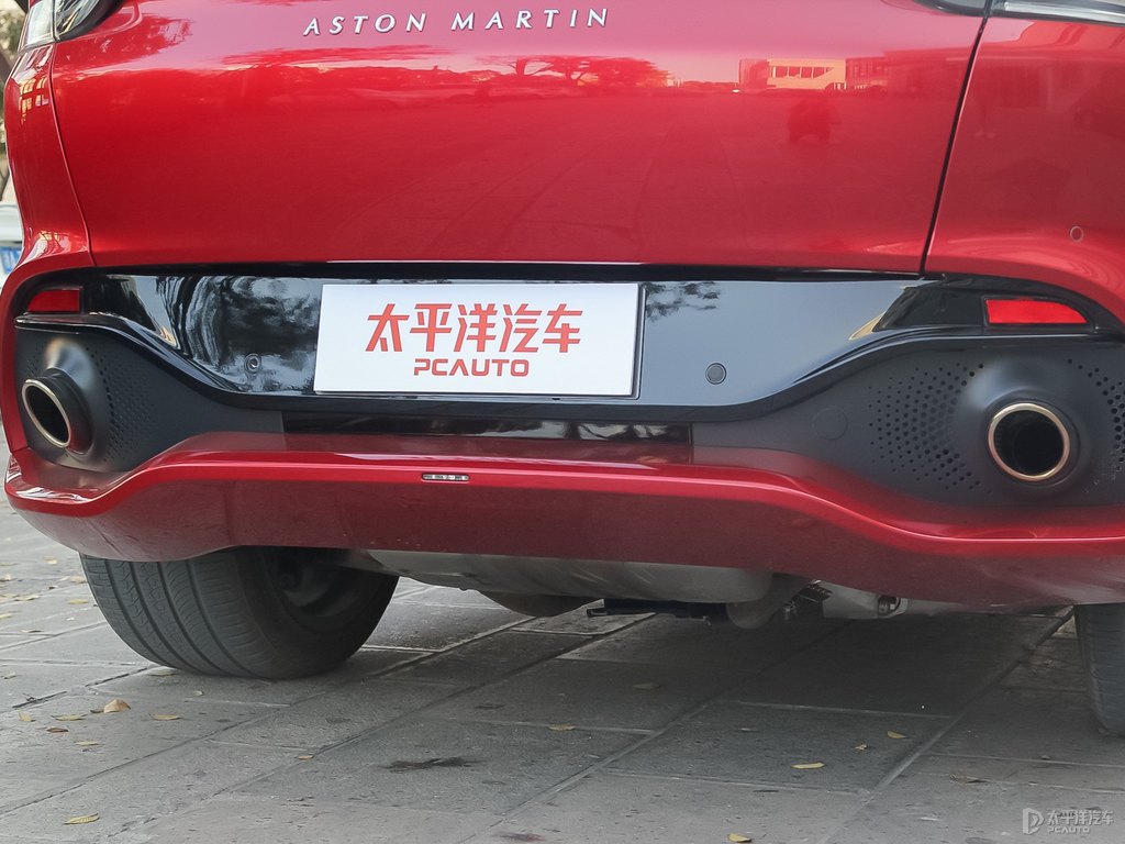 極致紅阿斯頓·馬丁DBX車尾外觀圖片