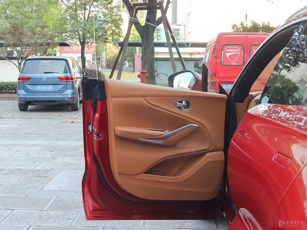 極致紅阿斯頓·馬丁DBX車廂內(nèi)飾圖片