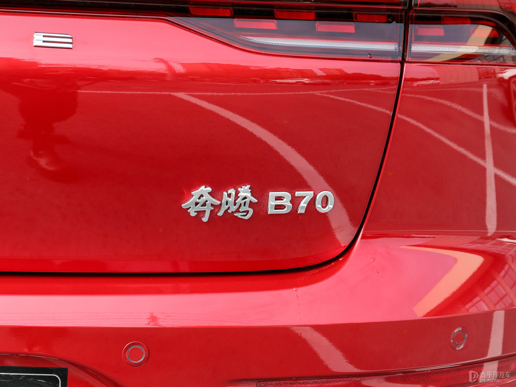 量子紅奔騰B70車尾外觀圖片