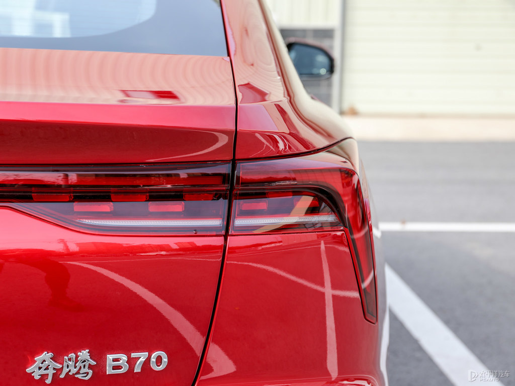 量子紅奔騰B70車尾外觀圖片