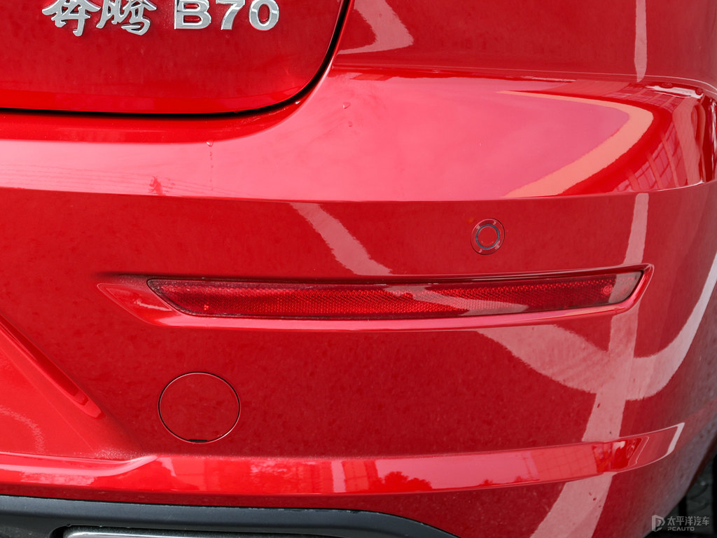 量子紅奔騰B70車尾外觀圖片