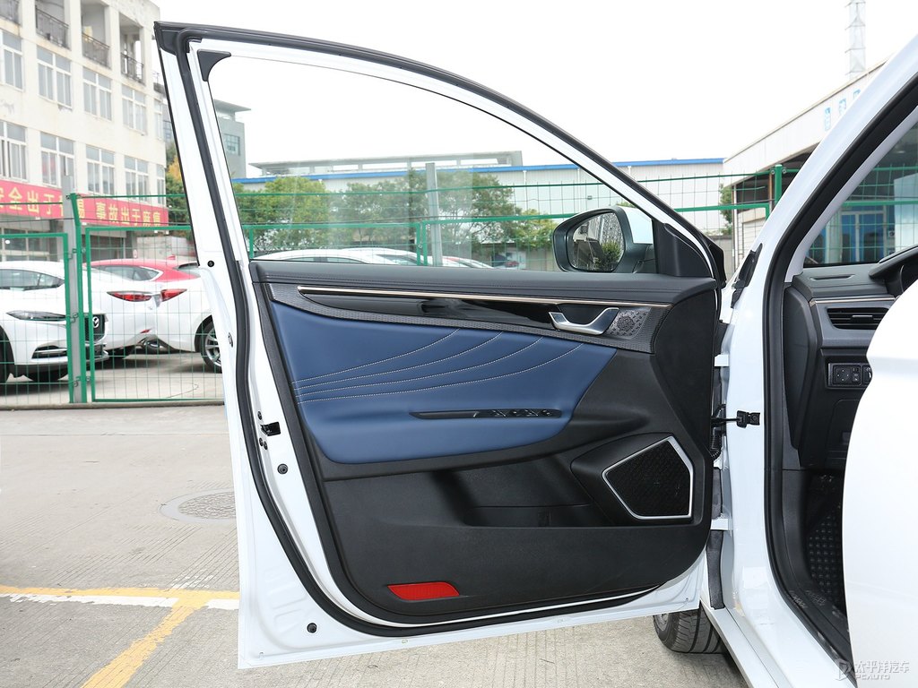 帝豪GL車廂內飾圖片
