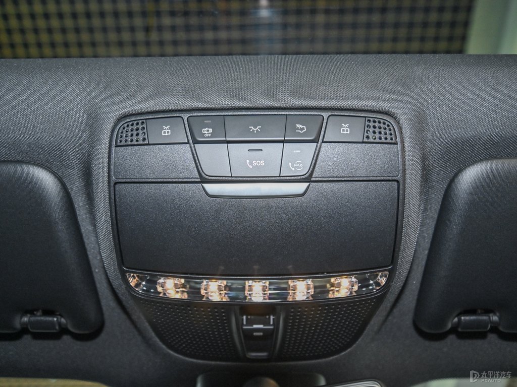 松石綠奔馳E級車廂內(nèi)飾圖片