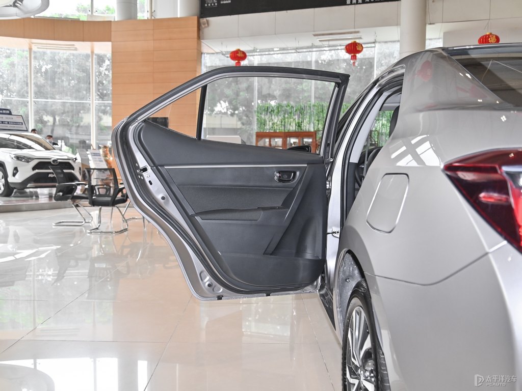 鉑青銅金屬色卡羅拉雙擎E+車廂內(nèi)飾圖片