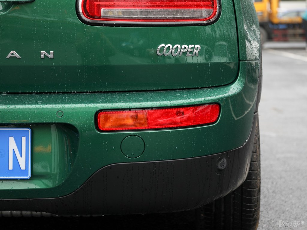 白色/英倫綠MINI CLUBMAN車尾外觀圖片