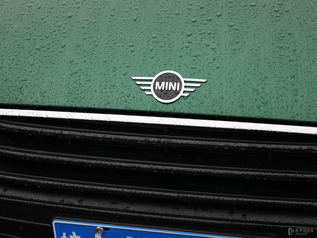 白色/英倫綠MINI CLUBMAN車頭外觀圖片