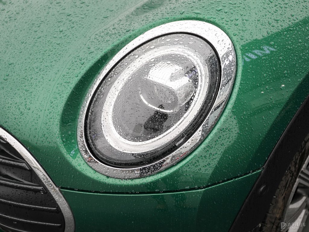 白色/英倫綠MINI CLUBMAN車頭外觀圖片