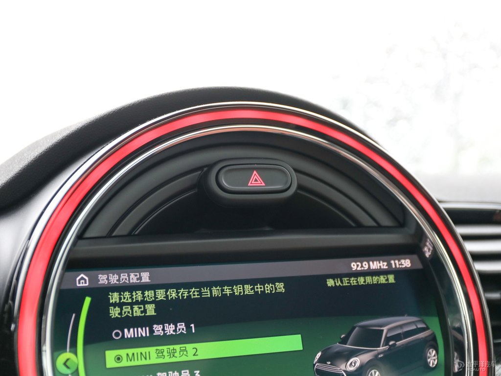 白色/英倫綠MINI CLUBMAN中控內(nèi)飾圖片