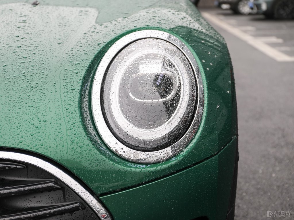 白色/英倫綠MINI CLUBMAN車頭外觀圖片