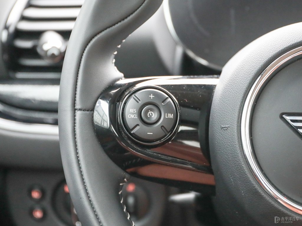 白色/英倫綠MINI CLUBMAN中控內(nèi)飾圖片