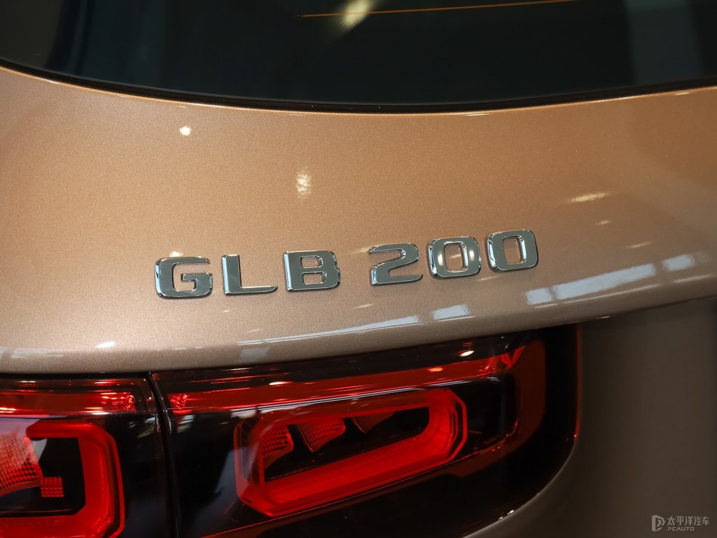 瑰礫金奔馳GLB車(chē)尾外觀圖片