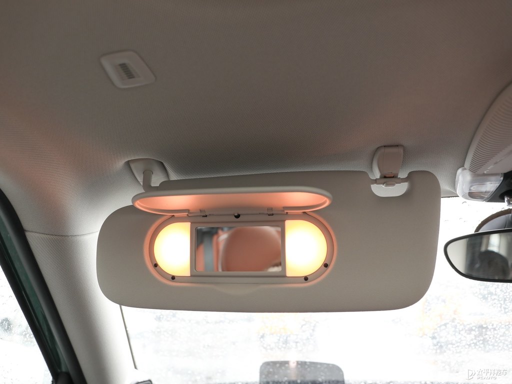白色/英倫綠MINI CLUBMAN車廂內(nèi)飾圖片