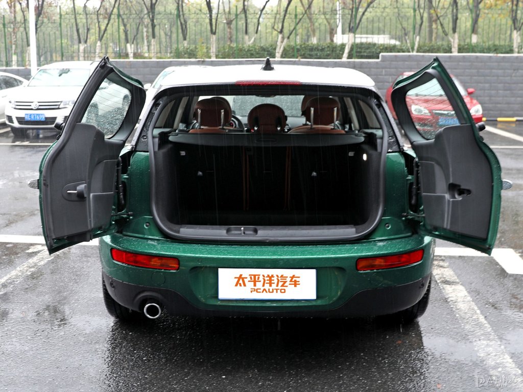白色/英倫綠MINI CLUBMAN后備廂空間圖片