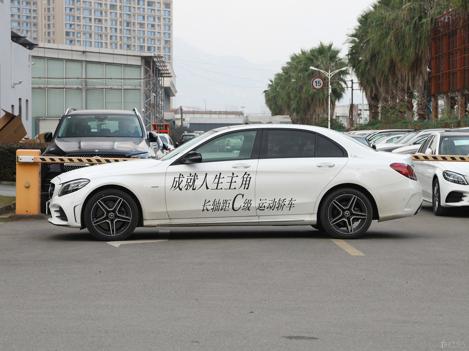 奔馳C級(jí)外觀高清大圖