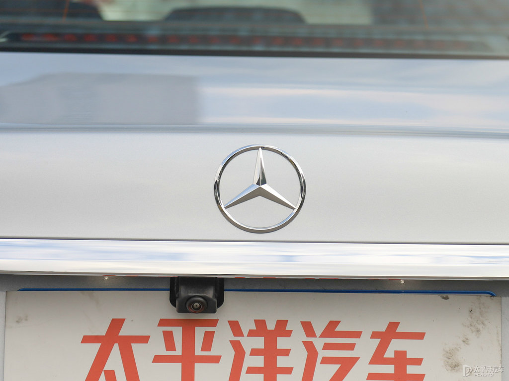 銥銀色奔馳E級車尾外觀圖片
