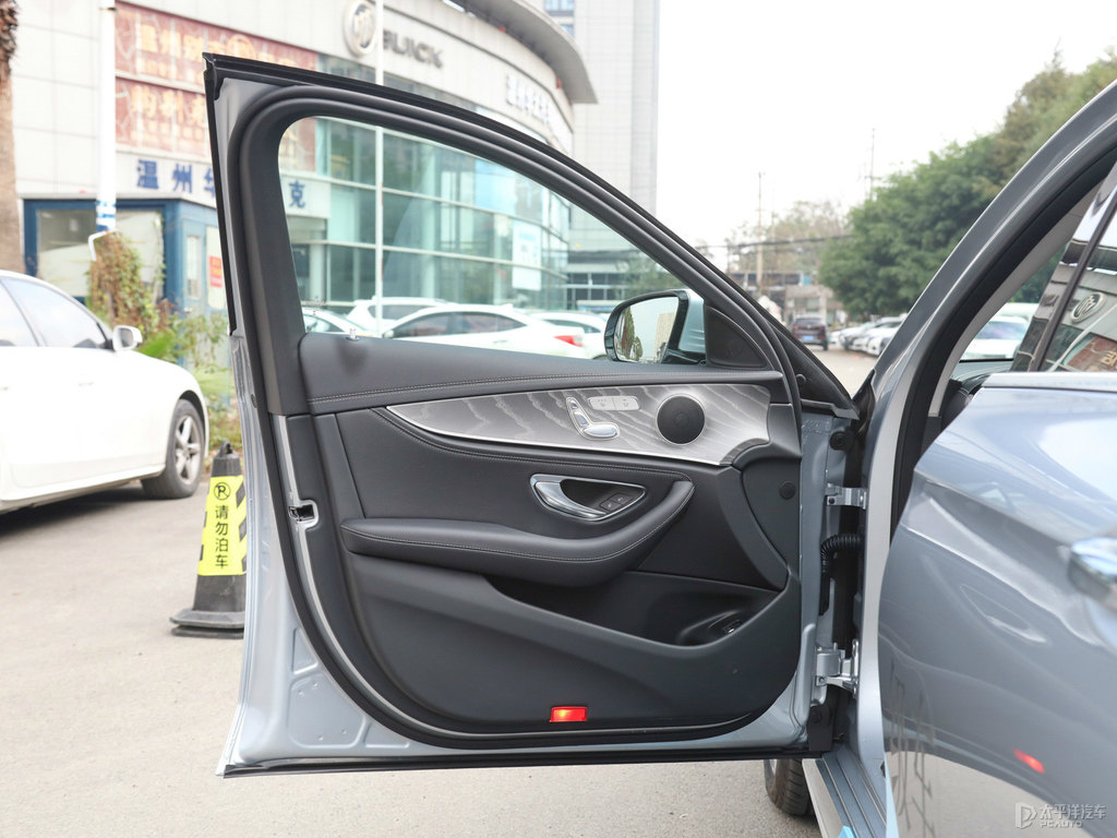 銥銀色奔馳E級(jí)車廂內(nèi)飾圖片