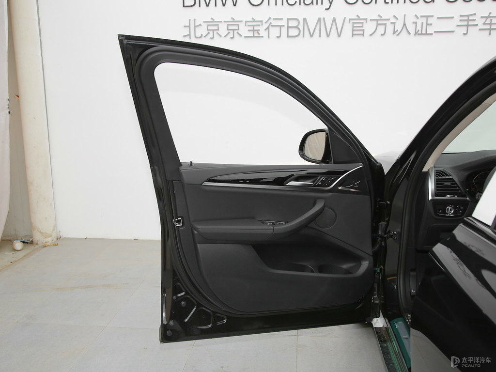 碳黑寶馬X3車廂內飾圖片