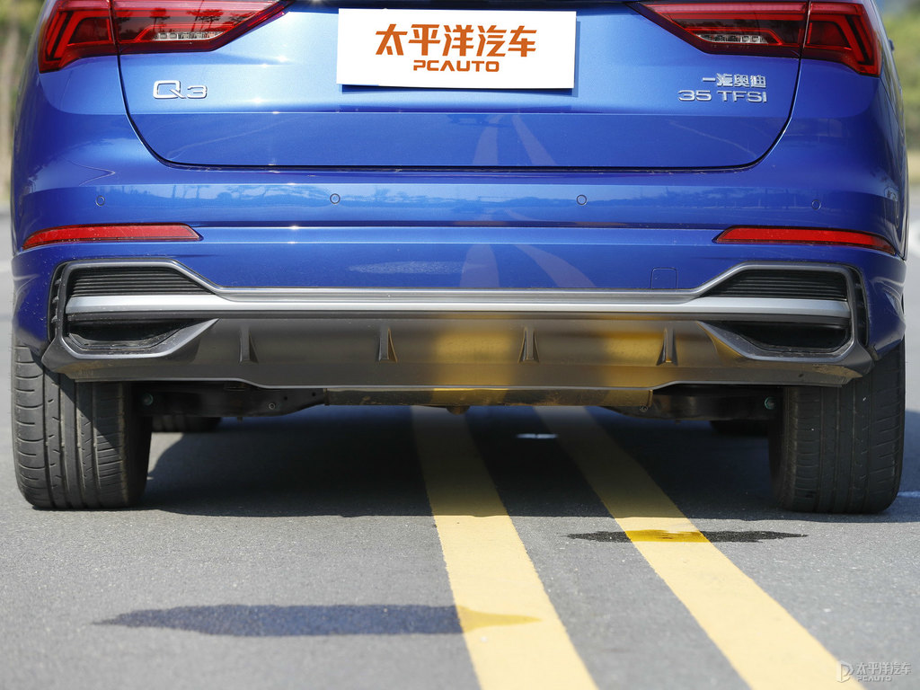 雪邦藍(lán)奧迪Q3車尾外觀圖片