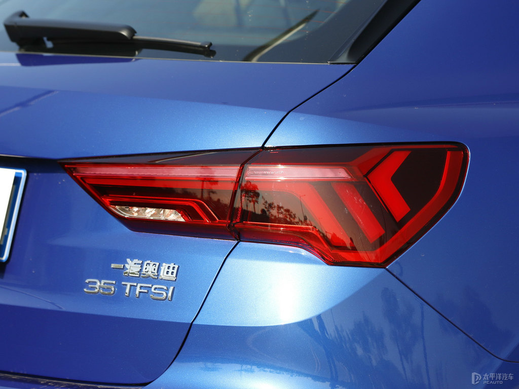 雪邦藍奧迪Q3車尾外觀圖片