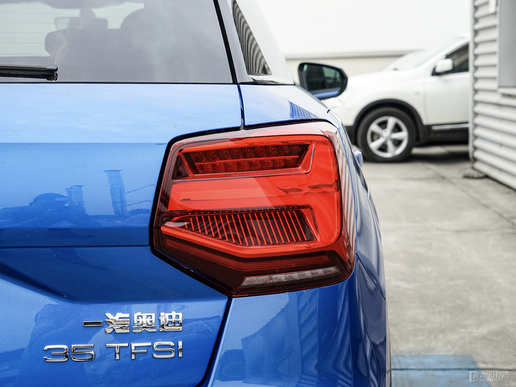 鸚鵡藍(lán)奧迪Q2L車尾外觀圖片