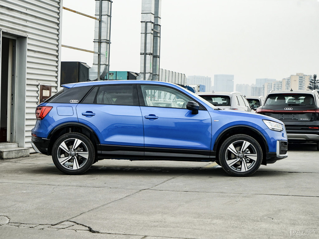 鸚鵡藍(lán)奧迪Q2L整車外觀外觀圖片