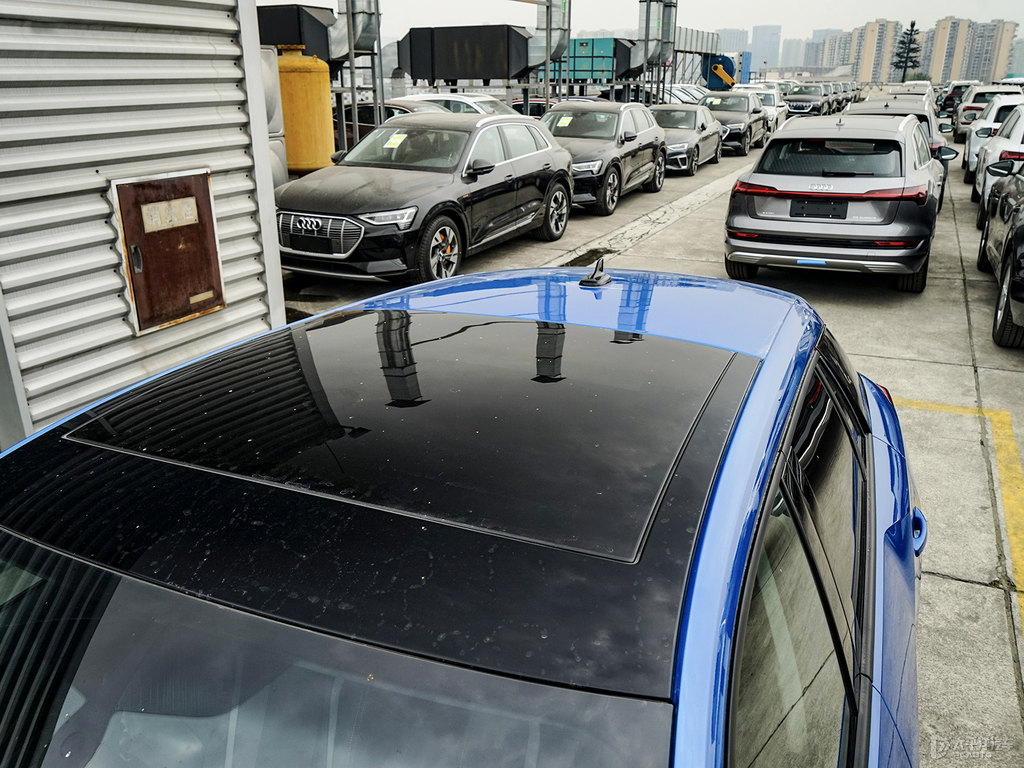 鸚鵡藍(lán)奧迪Q2L車身外觀圖片