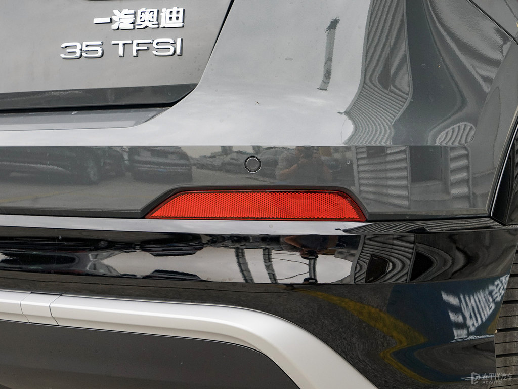 納諾灰奧迪Q2L車尾外觀圖片