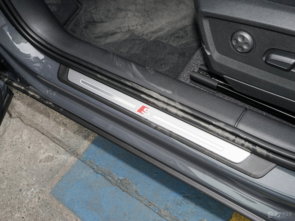 納諾灰奧迪Q2L車廂內(nèi)飾圖片