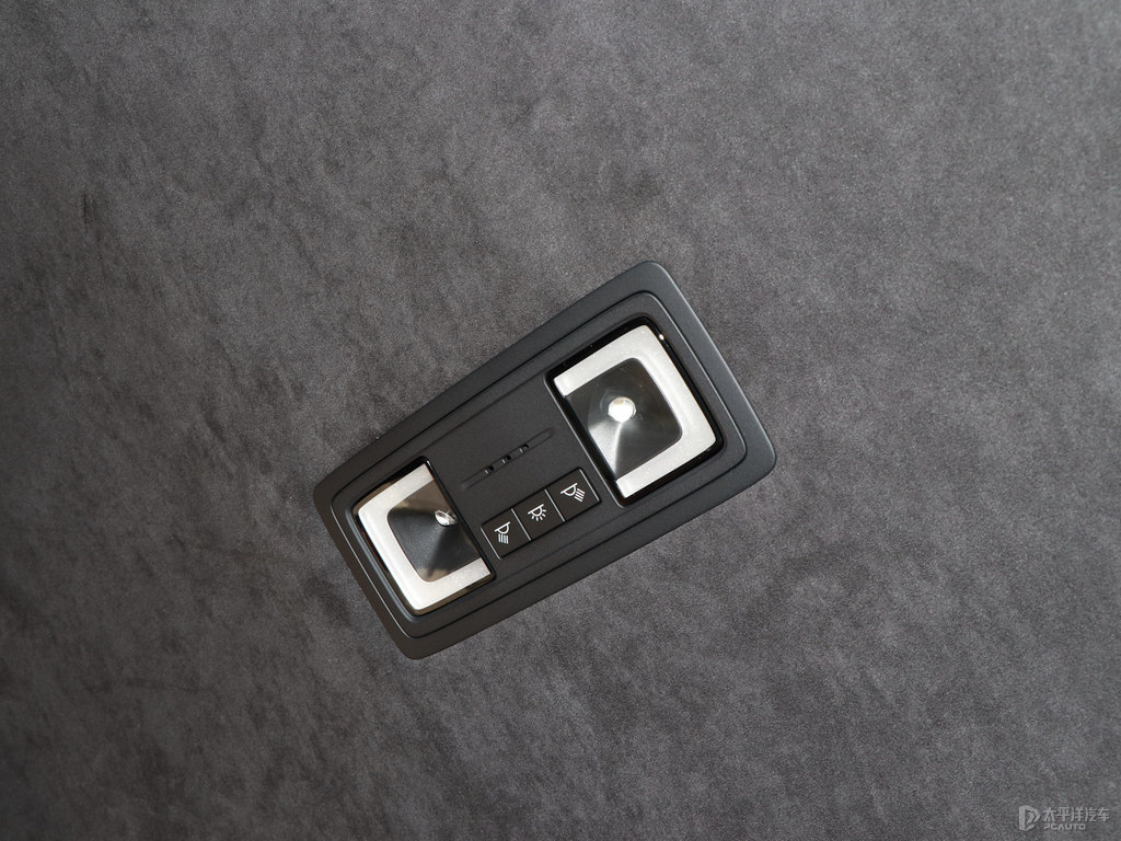 極影銀雷克薩斯LS車廂內(nèi)飾圖片