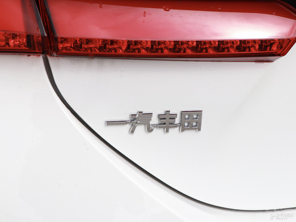 超級(jí)白色卡羅拉雙擎E+車尾外觀圖片