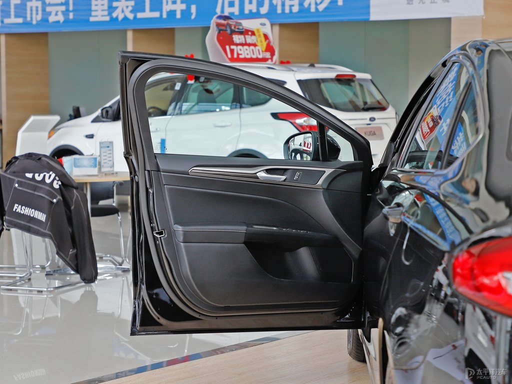 星際黑蒙迪歐車(chē)廂內(nèi)飾圖片