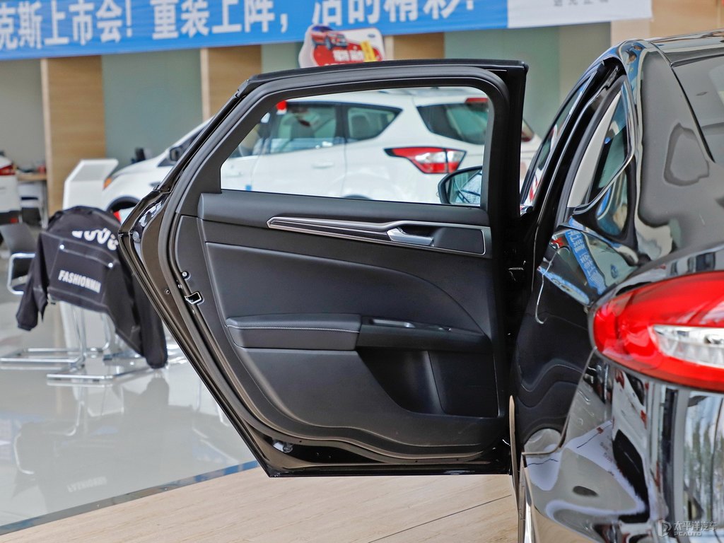 星際黑蒙迪歐車廂內(nèi)飾圖片