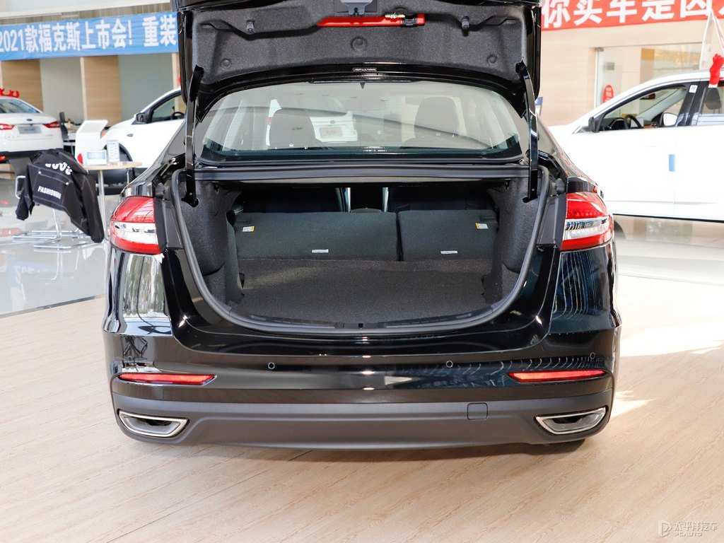星際黑蒙迪歐后備廂空間圖片