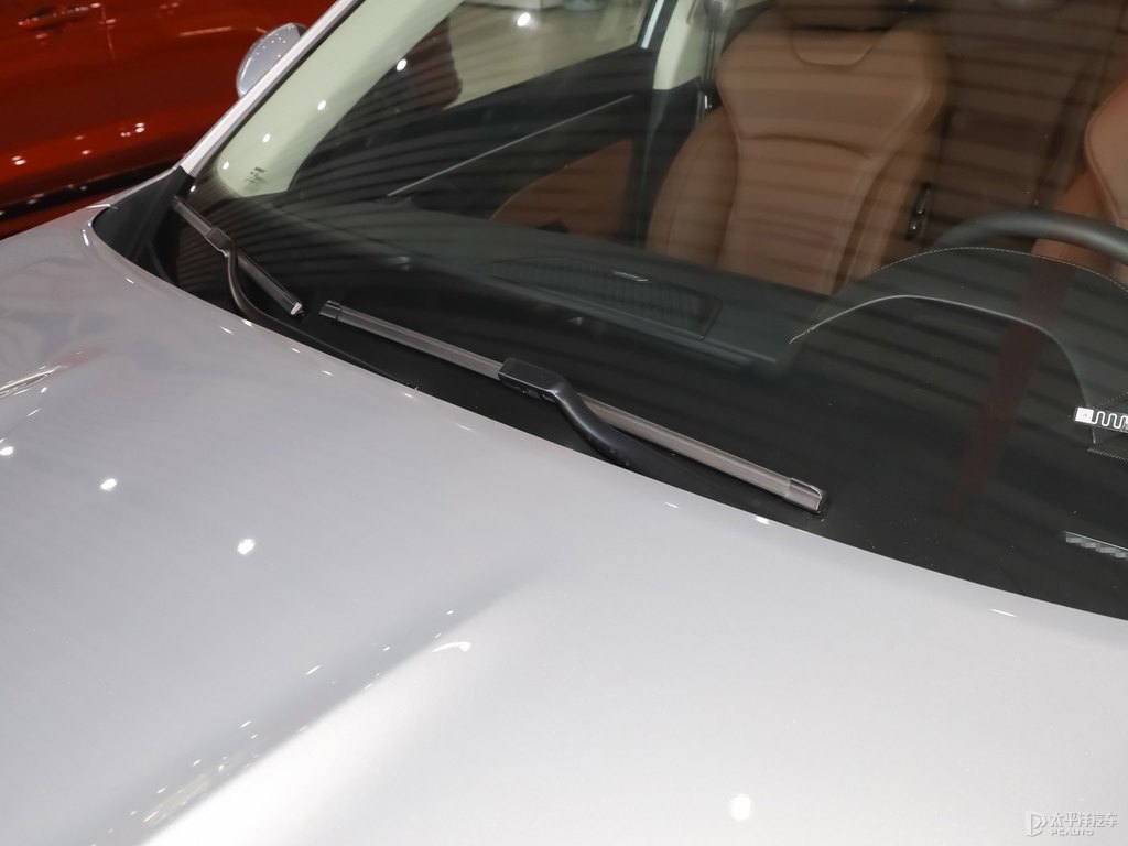 珍珠銀博越車身外觀圖片