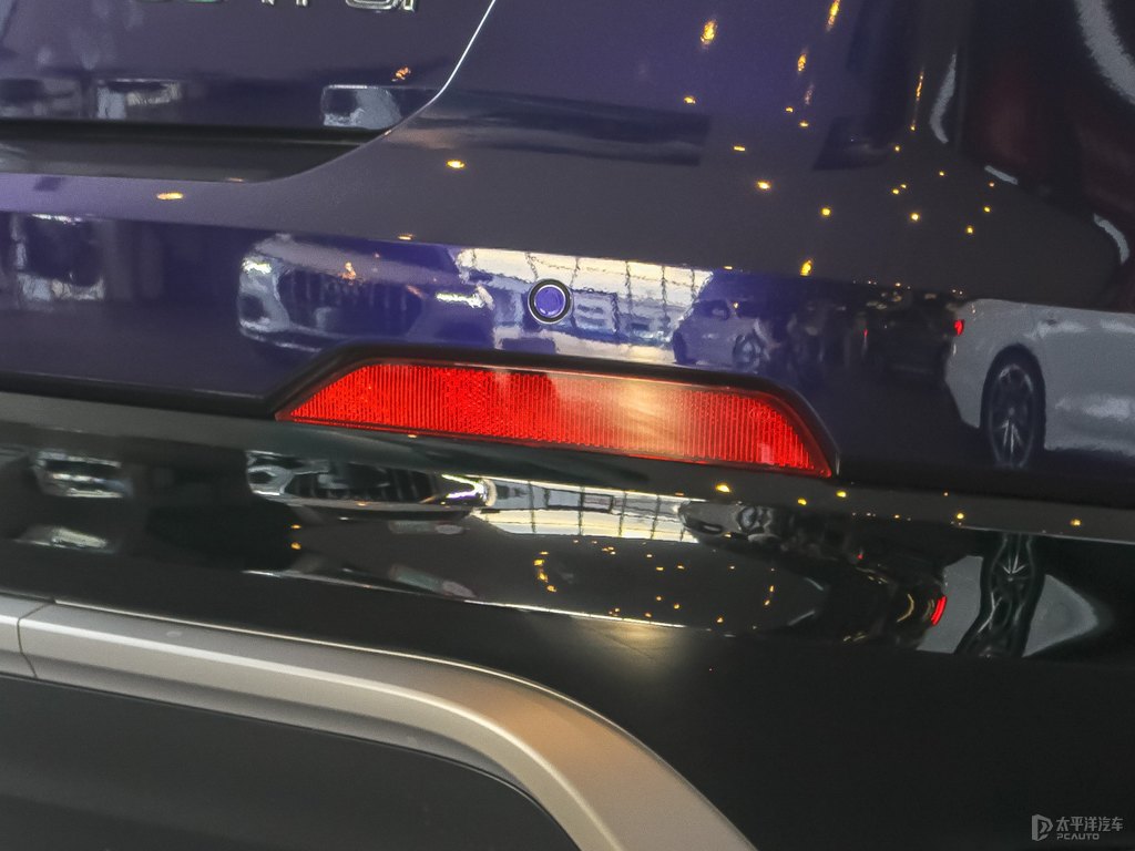 極光紫奧迪Q2L車(chē)尾外觀圖片