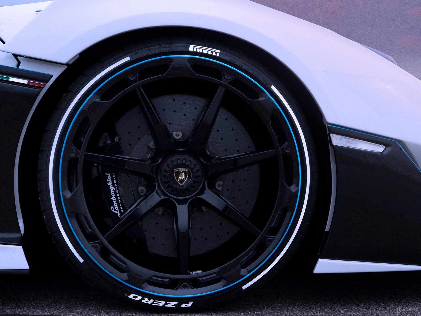 Aventador官圖高清大圖