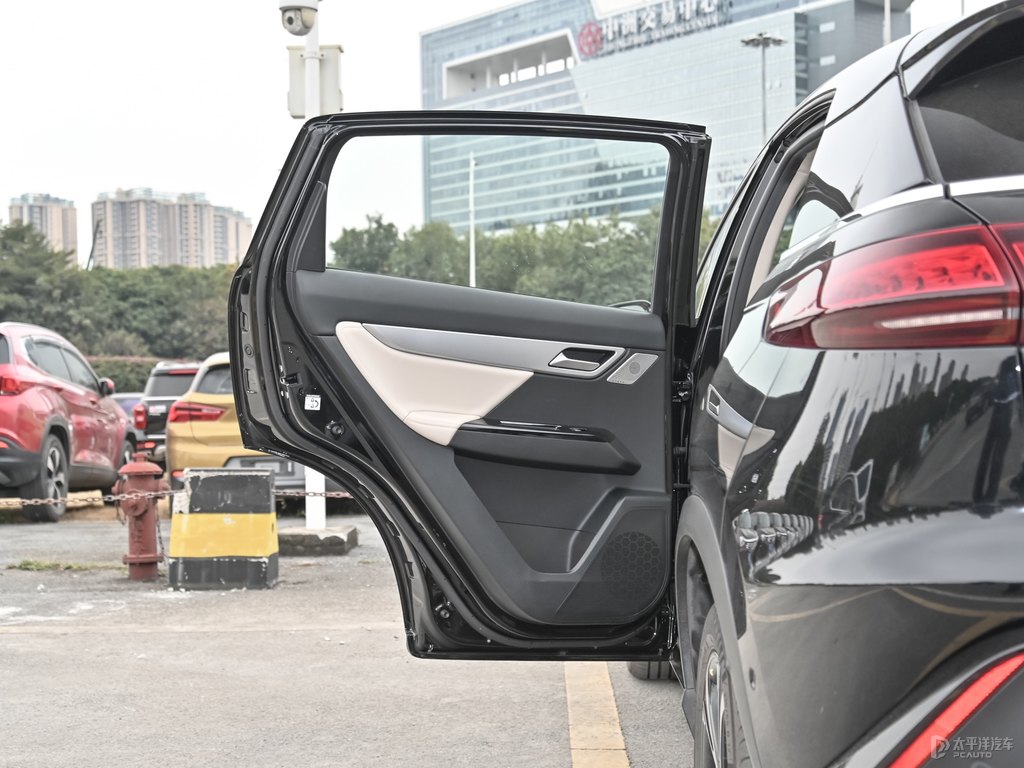 靜謐黑小鵬G3車廂內(nèi)飾圖片