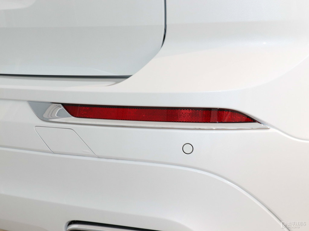 水晶白沃爾沃XC60車尾外觀圖片