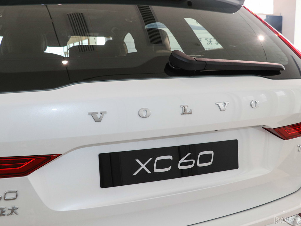 水晶白沃爾沃XC60車尾外觀圖片