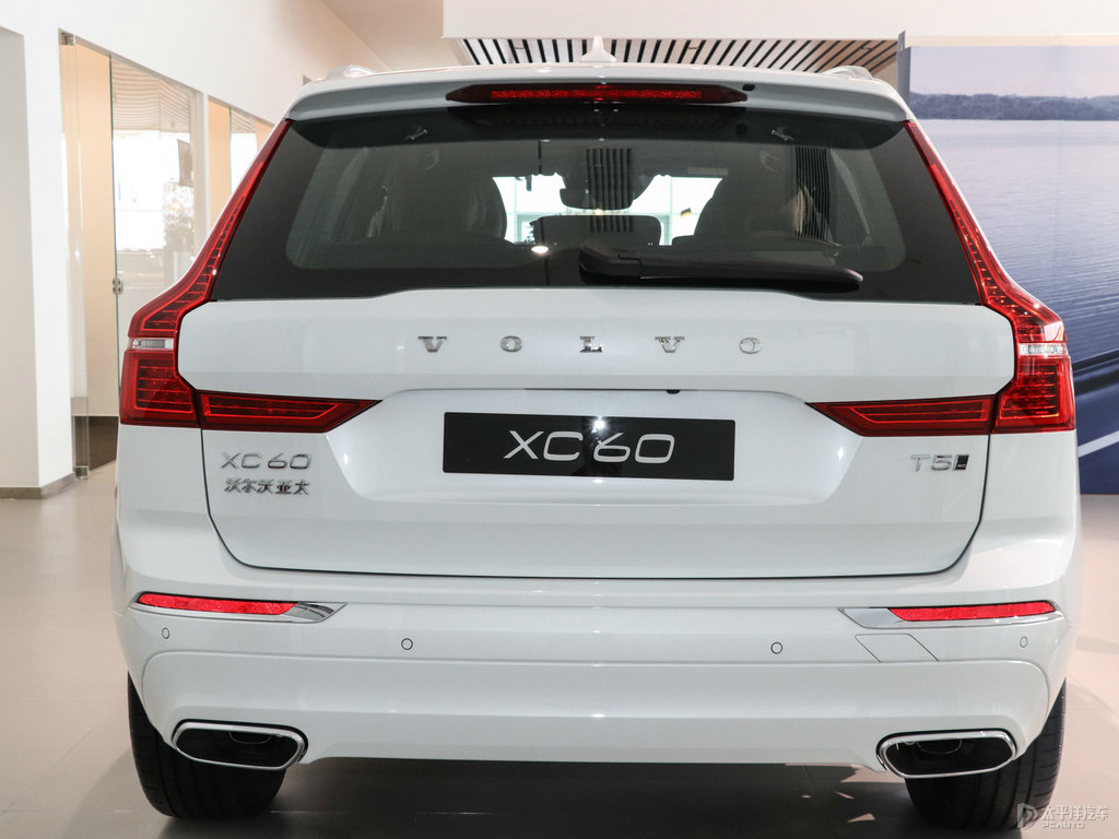水晶白沃爾沃XC60車尾外觀圖片