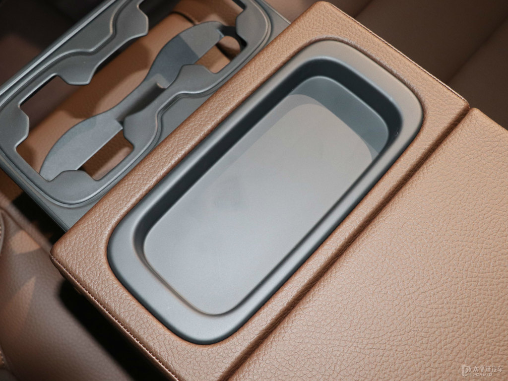 水晶白沃爾沃XC60儲(chǔ)物空間空間圖片