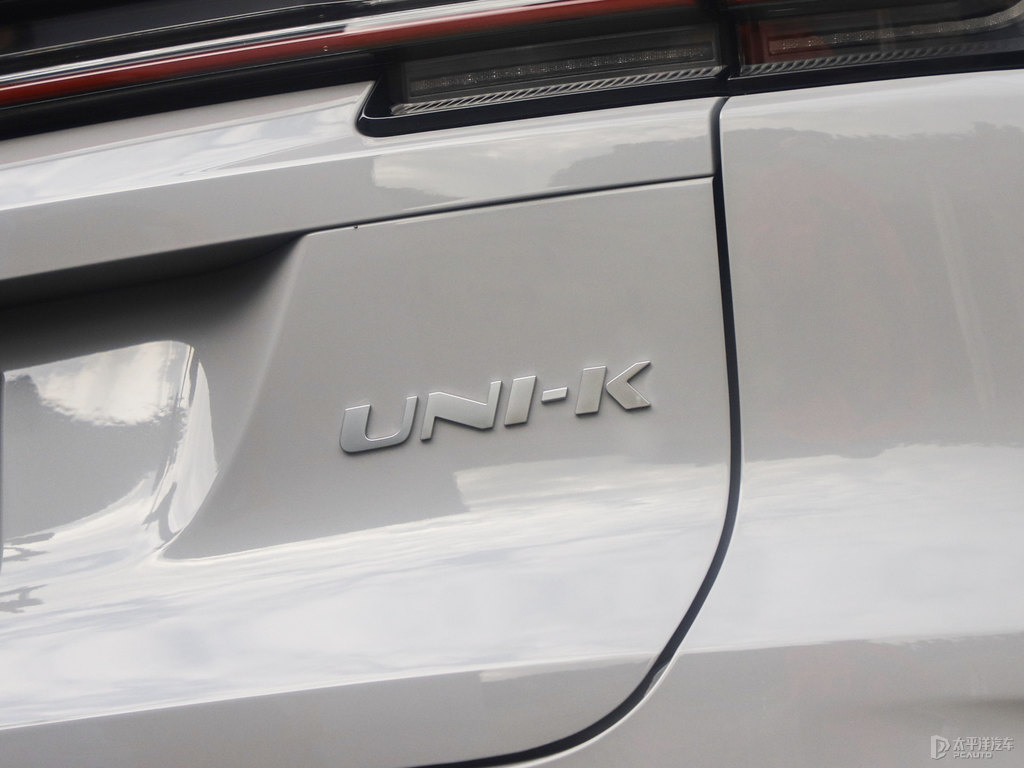原子灰長(zhǎng)安UNI-K車尾外觀圖片